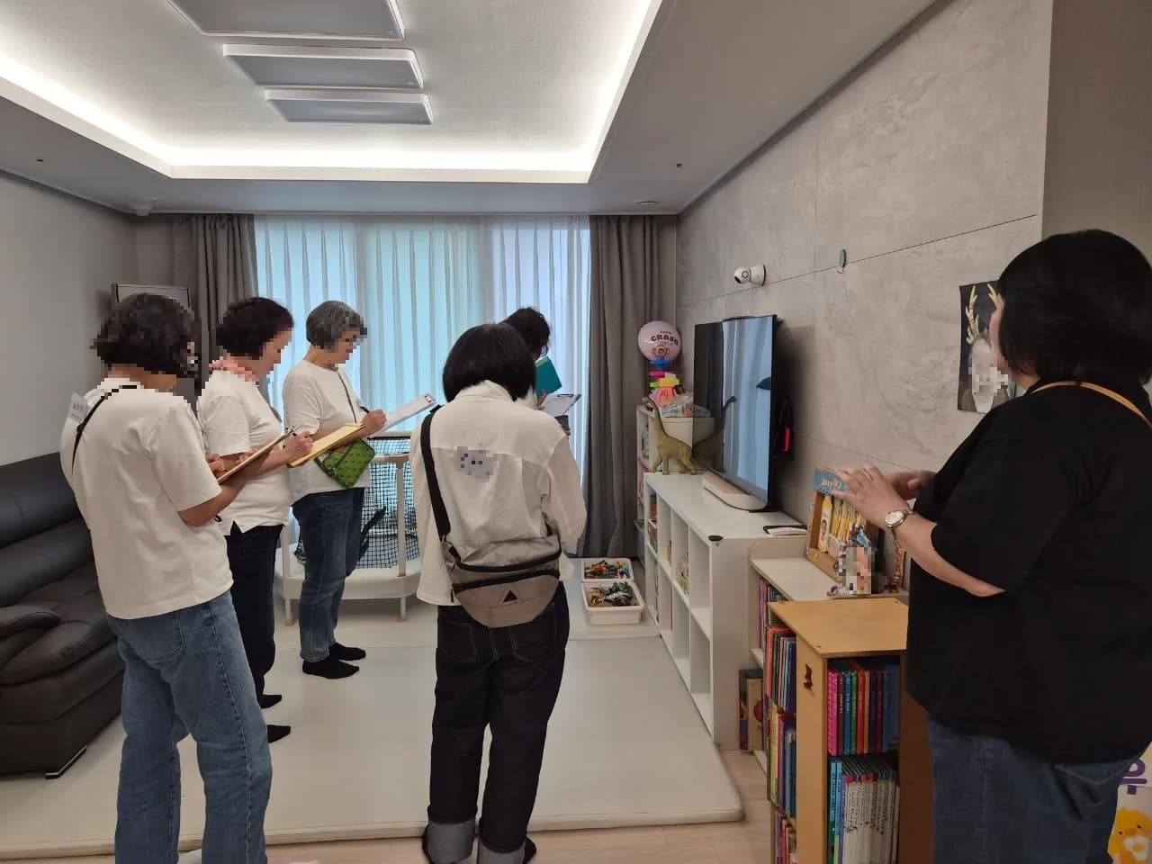 고객 댁에서 정리할 곳을 함께 살펴보는 수강생들